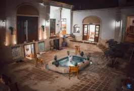 عمارت سنتی گلابگیر، خیابان انقلاب، قم