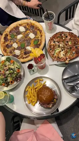 فست فود گاردن هال در قصردشت شیراز