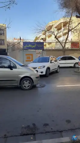 دبیرستان دخترانه آیین دانش در محله مستهلک اصفهان