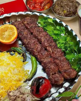 سالن غذا خوری اکبر جوجه در بلوار خداکرم قم