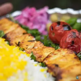 عکس سالن غذا خوری اکبر جوجه در بلوار خداکرم قم 2
