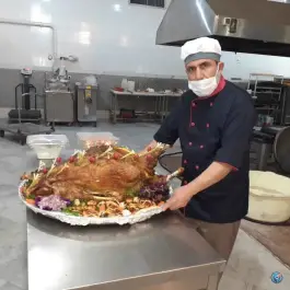 عکس سالن غذا خوری اکبر جوجه در بلوار خداکرم قم 5