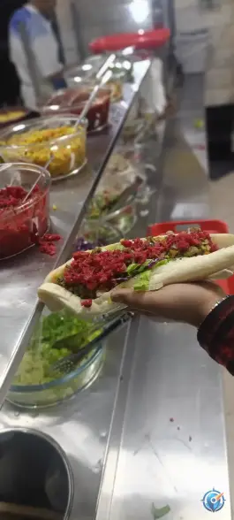 ساندویچ فلافل قم در محله اراضی بهداری