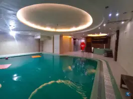عکس استخر هتل ملل در محله نیروگاه قم 2