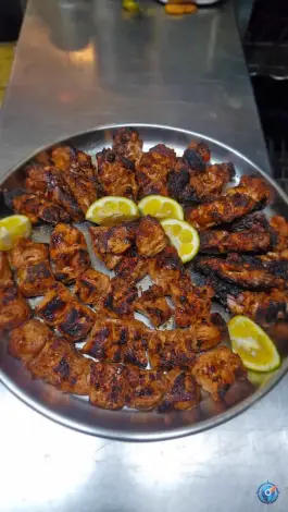 عکس مرغ ذغالی طاووق در بلوار امین و ساحلی قم 8