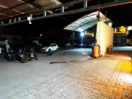 پارکینگ و کارواش گذرخان در محله خاکفرج قم
