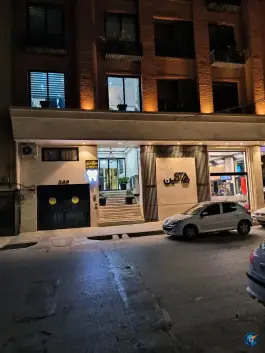 ساختمان پزشکان آیین در محله دانش آموز مشهد