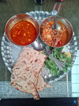 عکس سفره خانه سنتی باستانی در محله نقش جهان اصفهان 3