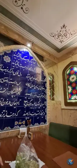 عکس رستوران و بیرون بر دهلیز در محله ارم شیراز 2