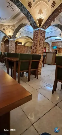 عکس رستوران و بیرون بر دهلیز در محله ارم شیراز 4