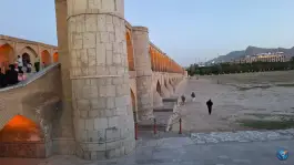 سنگ تاریخی سی و سه پل، آیینه خانه، اصفهان