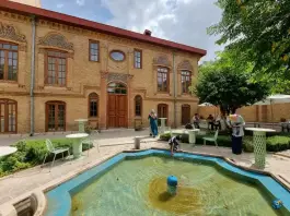 عکس عمارت قدیمی کوچه نظامیه، محله بهارستان تهران 2