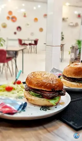 کافه افرا، تفرش