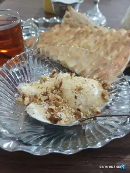 عکس صبحانه خوری دادا مهدی، محله راه آهن، تاکستان 2