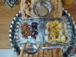 عکس صبحانه خوری دادا مهدی، محله راه آهن، تاکستان 3