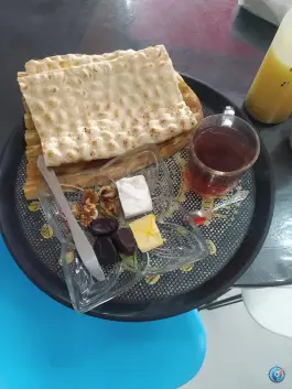 عکس صبحانه خوری دادا مهدی، محله راه آهن، تاکستان 4