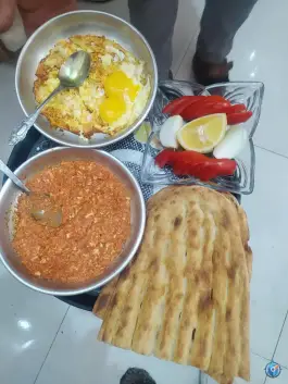 عکس صبحانه خوری دادا مهدی، محله راه آهن، تاکستان 7