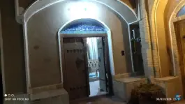 عکس عمارت تاریخی آیینه خانه، روستای قهی، بهارستان 2