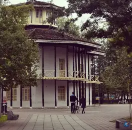 عمارت کلاه فرنگی، لامپ سازی، رشت