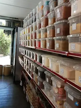 عکس آسیاب انواع ادویه در حضور مشتری، باغ نگار، اصفهان 5