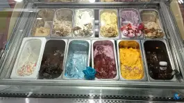 عکس کافه بستنی مادر، محله علی آباد سعدگان، قم 10