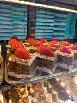 عکس کیک و شیرینی آب نبات رجایی شهر کرج 3