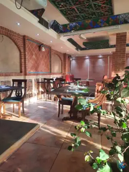 رستوران عمارت قاجاری پیروزی